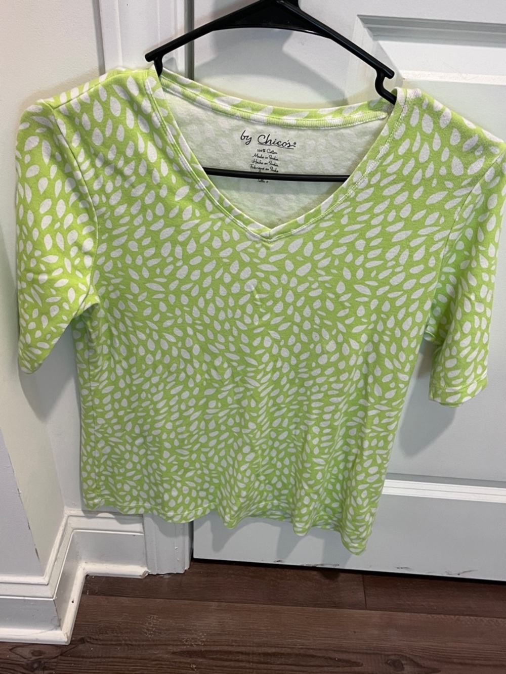 Chico's Lime Green and White V-Neck Short Sleeve Summer/Spring Casual Top